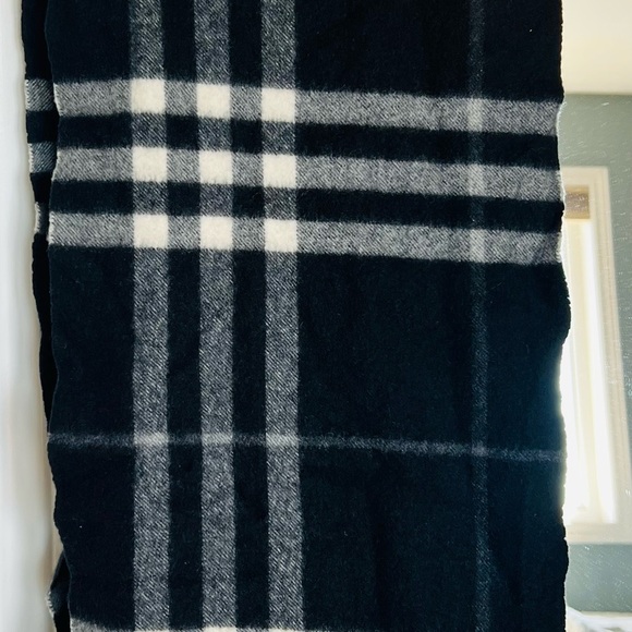 Authentic Burberry 100% cashmere Scarf - Picture 7 of 8